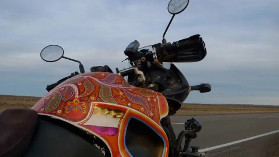 Un aventurero da la vuelta al mundo en moto