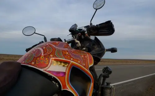 Un aventurero da la vuelta al mundo en moto