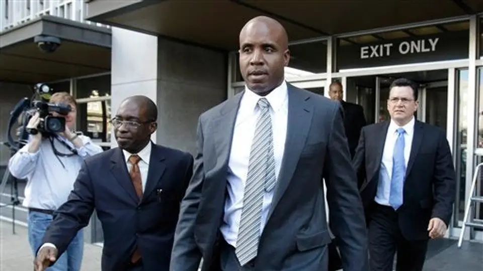 Abogados de Barry Bonds piden exoneración o nuevo juicio