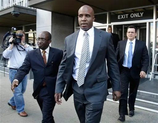 Abogados de Barry Bonds piden exoneración o nuevo juicio