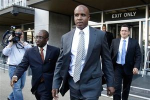 Abogados de Barry Bonds piden exoneración o nuevo juicio