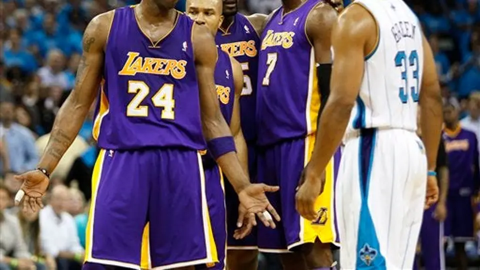 Lakers aplasta 98-80 a los Hornets