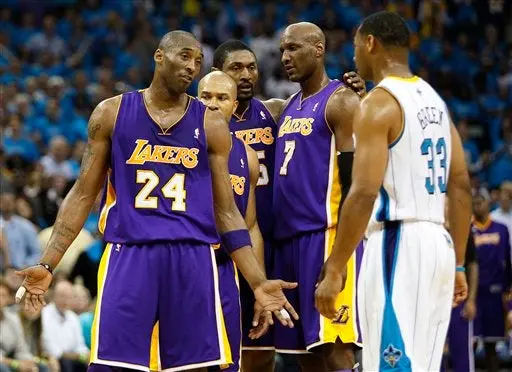Lakers aplasta 98-80 a los Hornets
