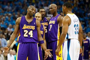 Lakers aplasta 98-80 a los Hornets
