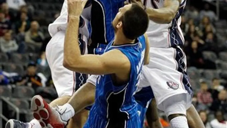 Howard se apunta doble-doble; Magic doblega 104-88 a Nets