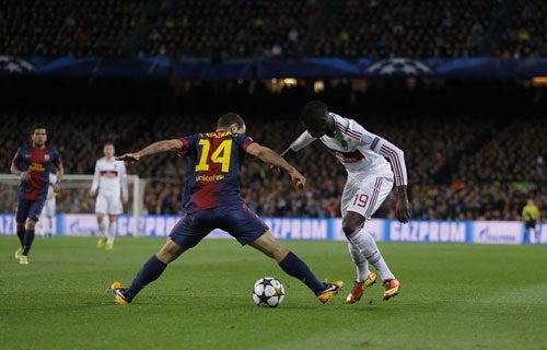 Mascherano busca burlar a su rival | AP