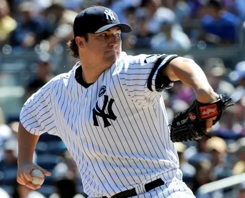 Hughes, Chamberlain y Logan firman acuerdo con Yanquis