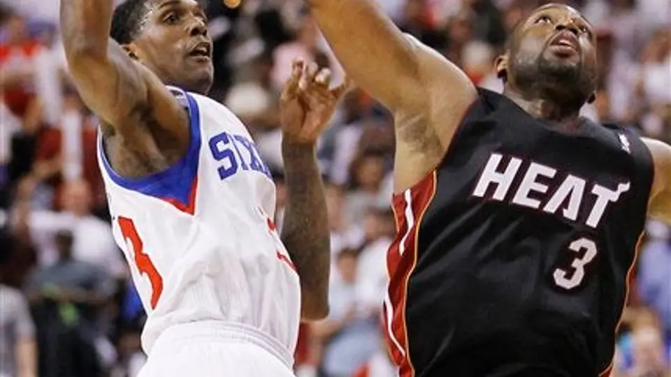Los 76ers siguen vivos; derrotan 86-82 al Heat