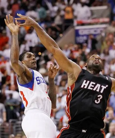 Los 76ers siguen vivos; derrotan 86-82 al Heat