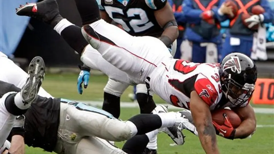Turner anota tres TD; Atlanta aplasta 31-10 a Carolina
