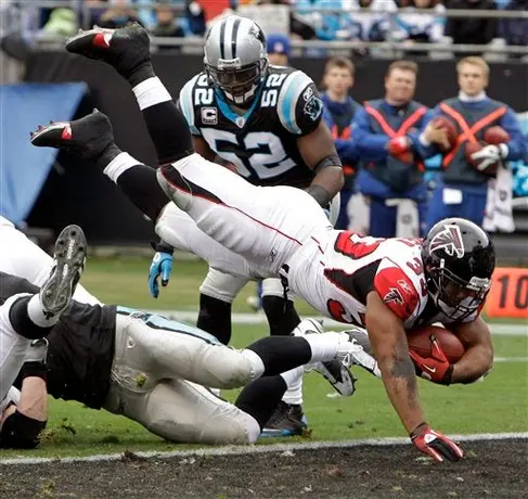 Turner anota tres TD; Atlanta aplasta 31-10 a Carolina