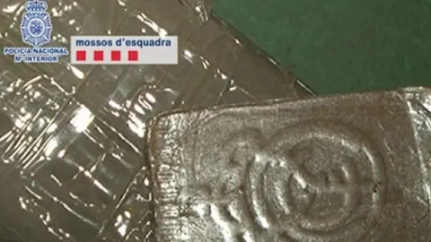 Usan escudo del Real Madrid para etiquetar pastillas de droga