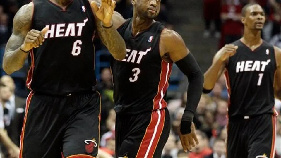 Wade lidera al Heat para vencer a los Bucks