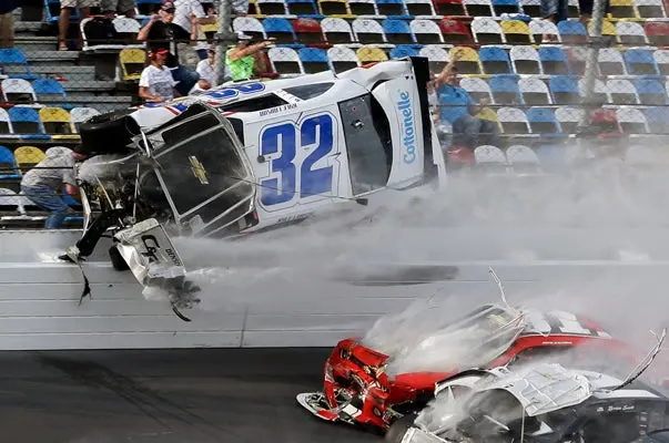 Aparatoso accidente de NASCAR deja al menos 12 heridos