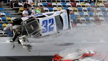 Aparatoso accidente de NASCAR deja al menos 12 heridos