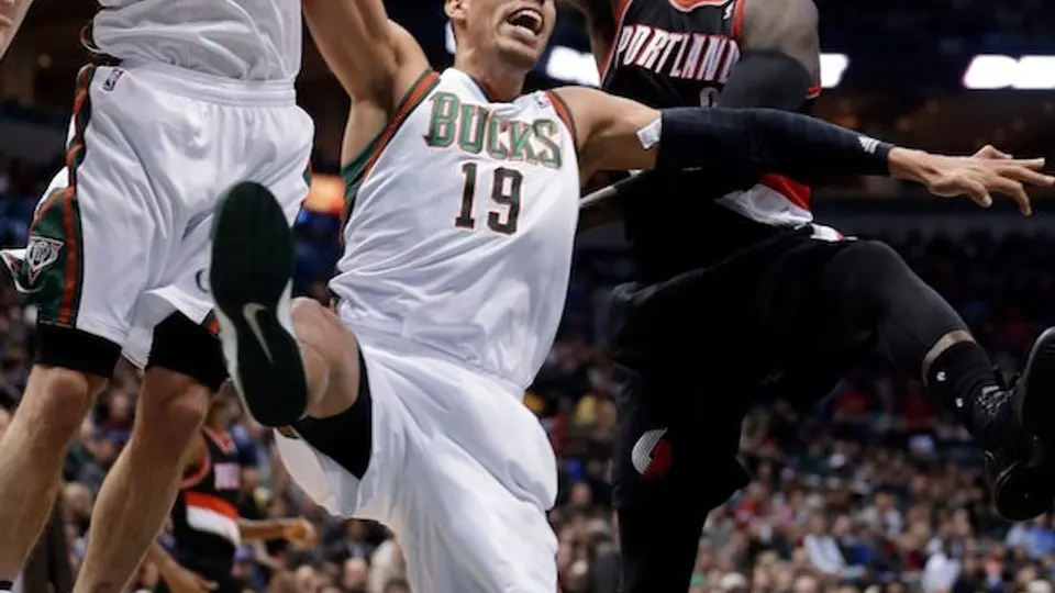 Ayón juega en el triunfo de los Bucks ante Portland