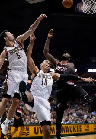 Ayón juega en el triunfo de los Bucks ante Portland