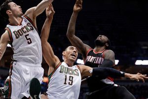 Ayón juega en el triunfo de los Bucks ante Portland