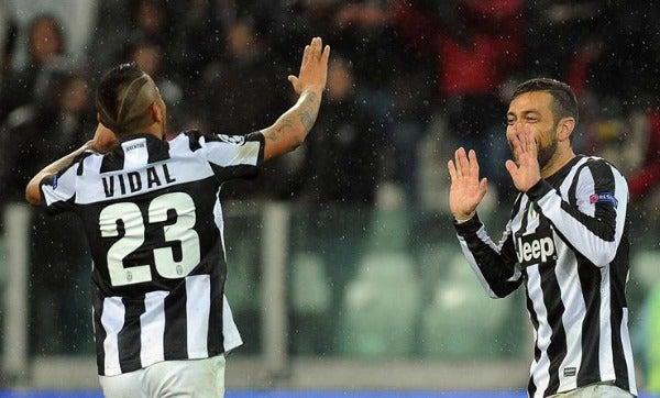 Vidal y Quagliarella festejan uno de los tantos | EFE