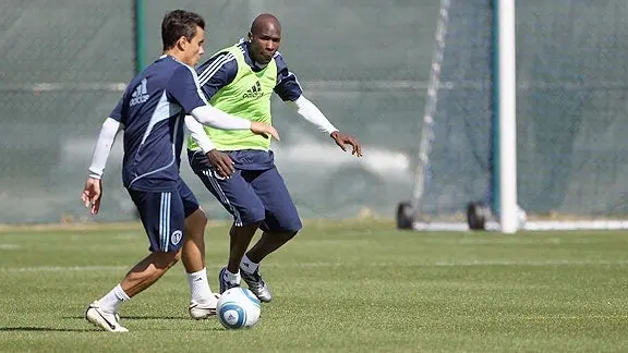 Ochocinco presume foto con Omar Bravo en el Sporting