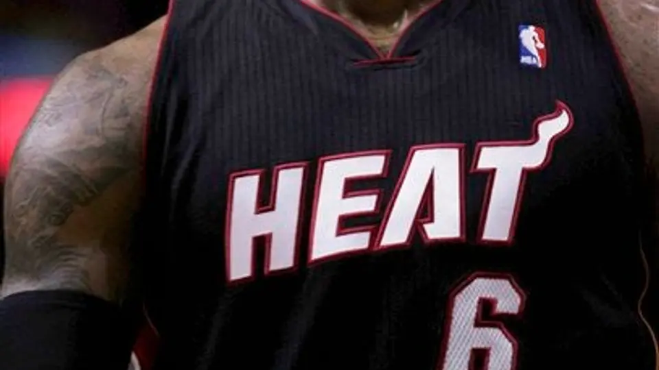 Cavs, sin LeBron, vencen a Celtics y el Heat gana el primero de la campaña
