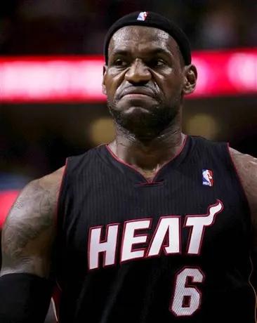 Cavs, sin LeBron, vencen a Celtics y el Heat gana el primero de la campaña