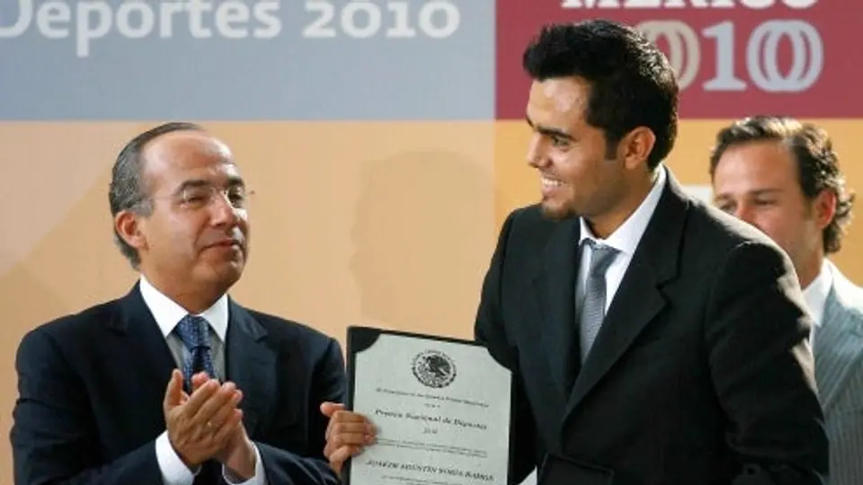 Felipe Calderón entrega PND 2010 a Longoria, Serrano y Soria