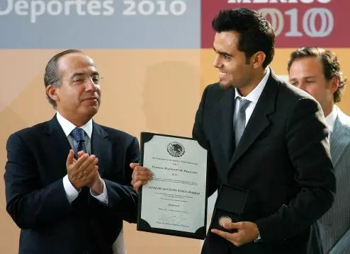 Felipe Calderón entrega PND 2010 a Longoria, Serrano y Soria