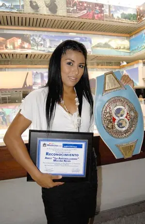 Arely Muciño recibe reconocimiento de Fernando Larrazabal