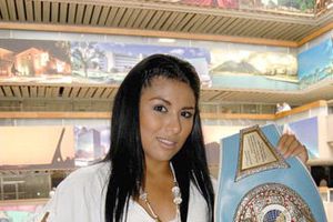 Arely Muciño recibe reconocimiento de Fernando Larrazabal