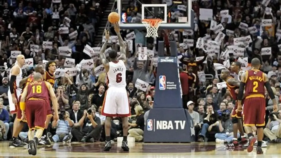 El Heat apalea 118-90 a los Cavs; James brilla con 38 puntos