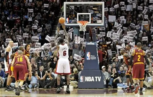 El Heat apalea 118-90 a los Cavs; James brilla con 38 puntos