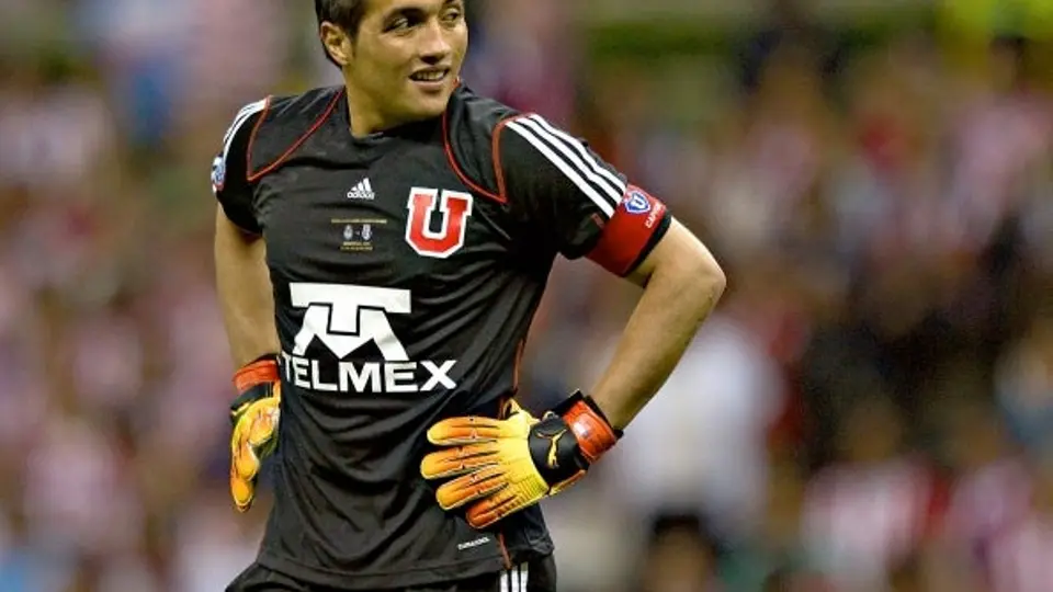 Arquero Miguel Pinto, cerca de Atlas