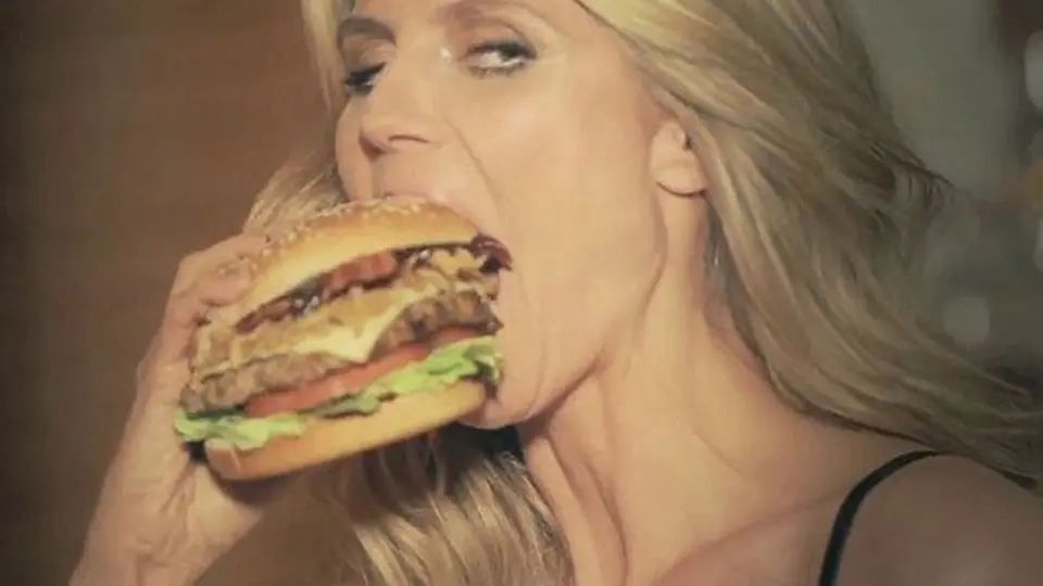 Heidi Klum y su manera sexy de comer hamburguesas