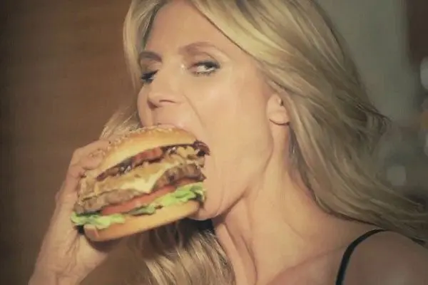 Heidi Klum y su manera sexy de comer hamburguesas