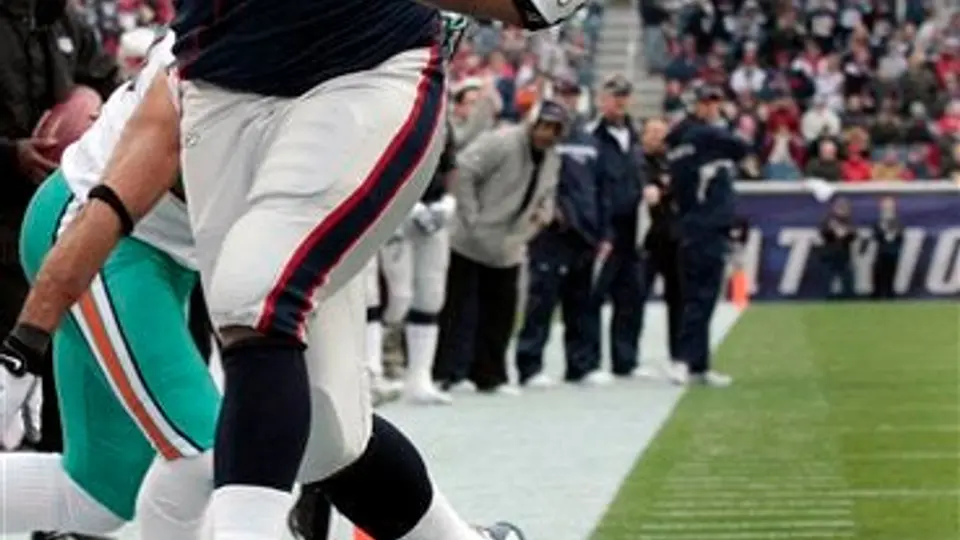 Brady imparable; 'Pats' arrollan 38-7 a Delfines