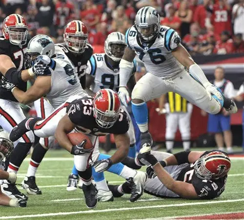 Atlanta viene de atrás y se impone 31-17 a Carolina