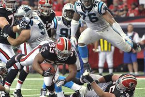Atlanta viene de atrás y se impone 31-17 a Carolina