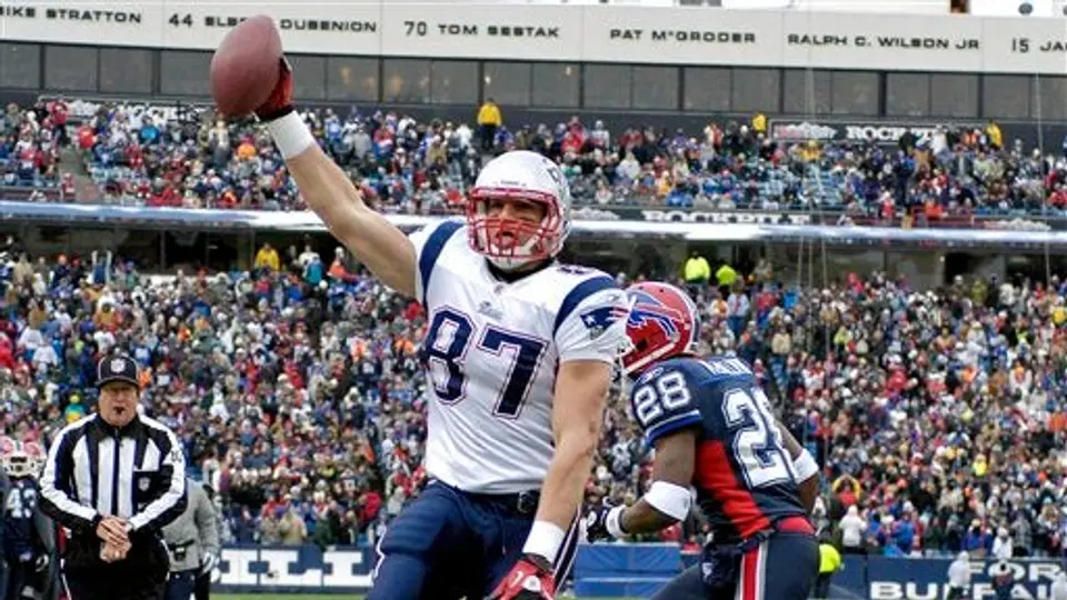 Patriotas aseguran playoffs en casa y aplastan 34-3 a Bills