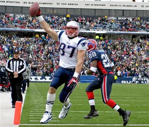 Patriotas aseguran playoffs en casa y aplastan 34-3 a Bills