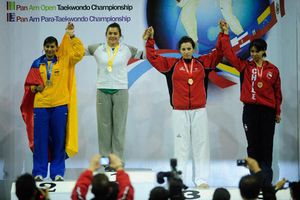 María Espinoza y César Rodríguez consiguen el oro en Tae kwon do
