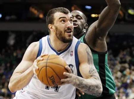 Pekovic brilla en victoria de Timberwolves ante Celtics