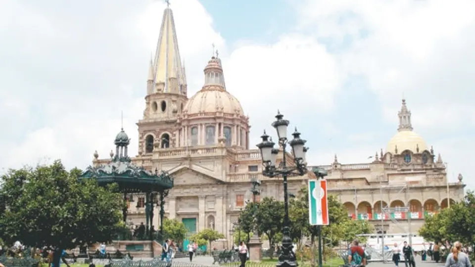 Polémica en Guadalajara por 'limpia' social para JP