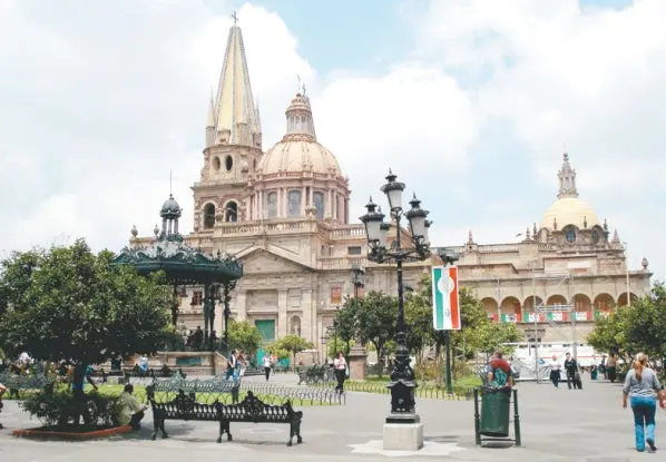 Polémica en Guadalajara por 'limpia' social para JP