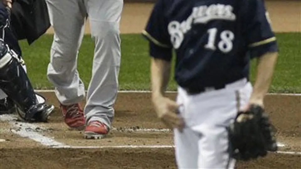 Cardenales apalea 12-3 Cerveceros y empata la serie