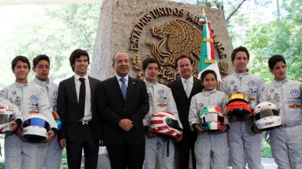 Calderón recibe a Checo Pérez en Los Pinos
