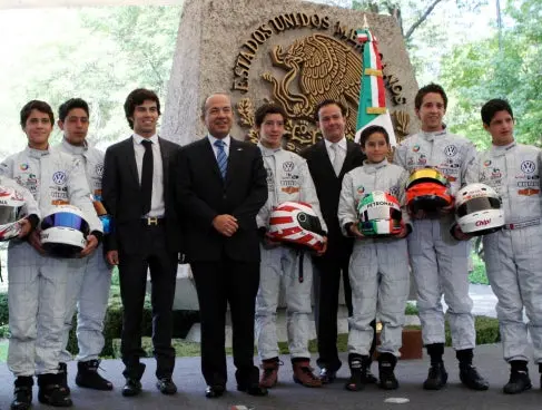 Calderón recibe a Checo Pérez en Los Pinos