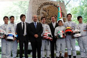 Calderón recibe a Checo Pérez en Los Pinos