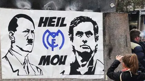 Cuelgan manta de Mourinho y Hitler en el Bernabéu