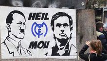 Cuelgan manta de Mourinho y Hitler en el Bernabéu